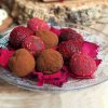 Trufas de chocolate con cacao y polvo de frambuesas