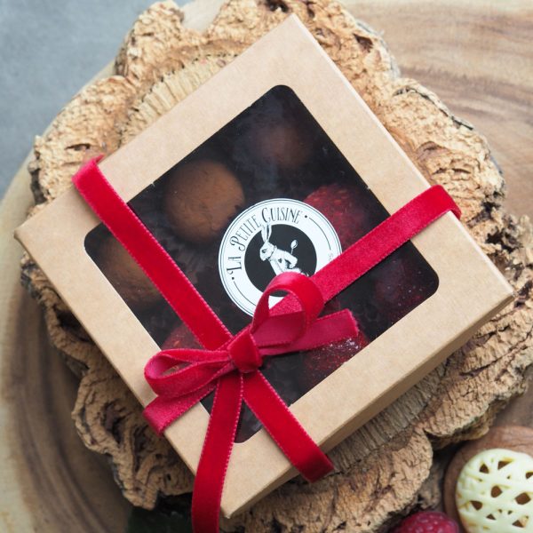 Trufas de chocolate con cacao y polvo de frambuesas