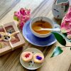 Mini Petites de limón con pétalos de flores