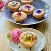 Mini Petites de limón con pétalos de flores