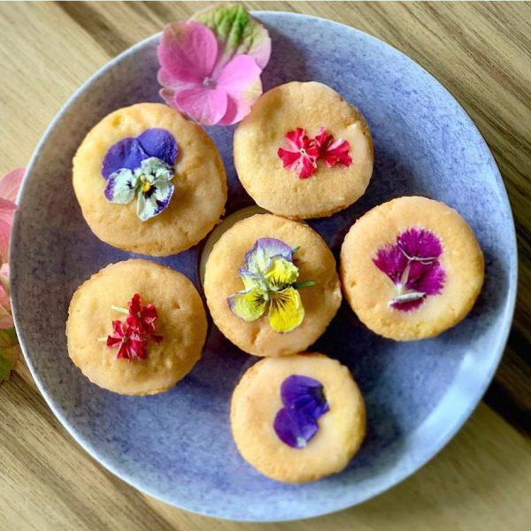 Mini Petites de limón con pétalos de flores