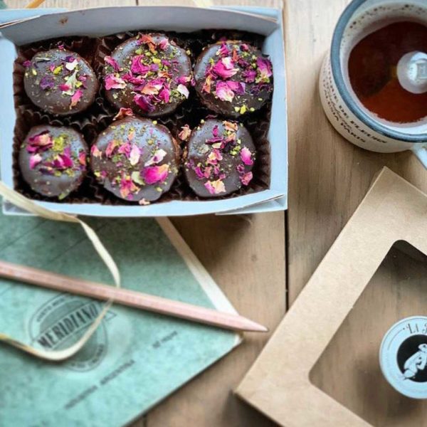 Mini cupcakes de chocolate con pétalos de rosa y pistachos (6 uds)