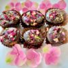Mini cupcakes de chocolate con pétalos de rosa y pistachos (6 uds)