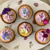 Mini muffins de violetas con pétalos