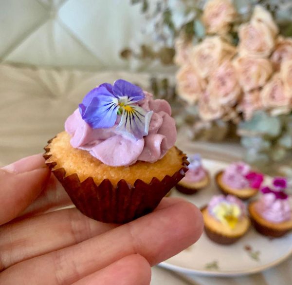 Mini muffins de violetas con pétalos