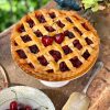 Pie enrejado de cerezas