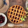 Pie enrejado de cerezas