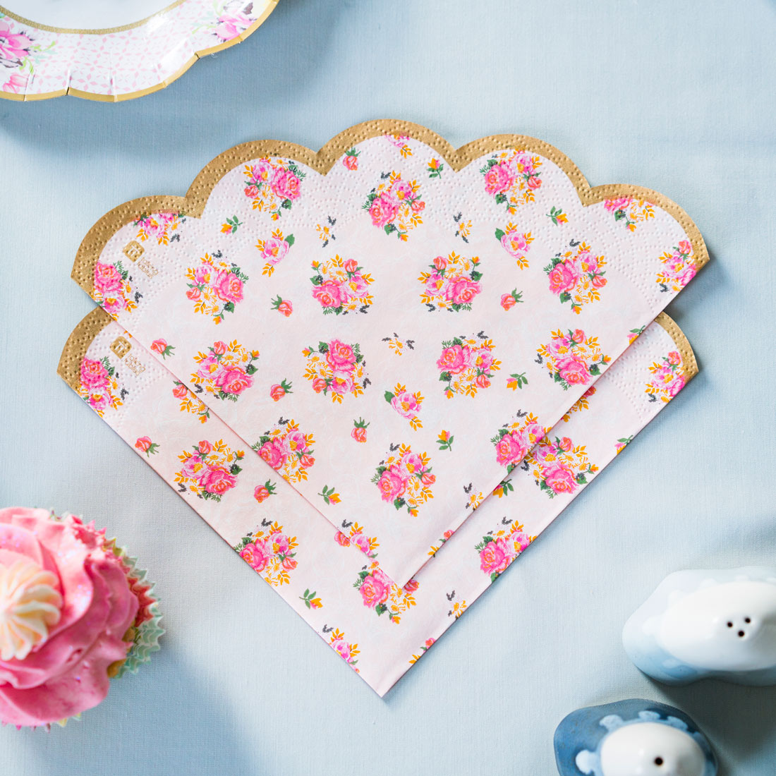Servilletas con borde festoneado y pequeñas flores - Decoración 