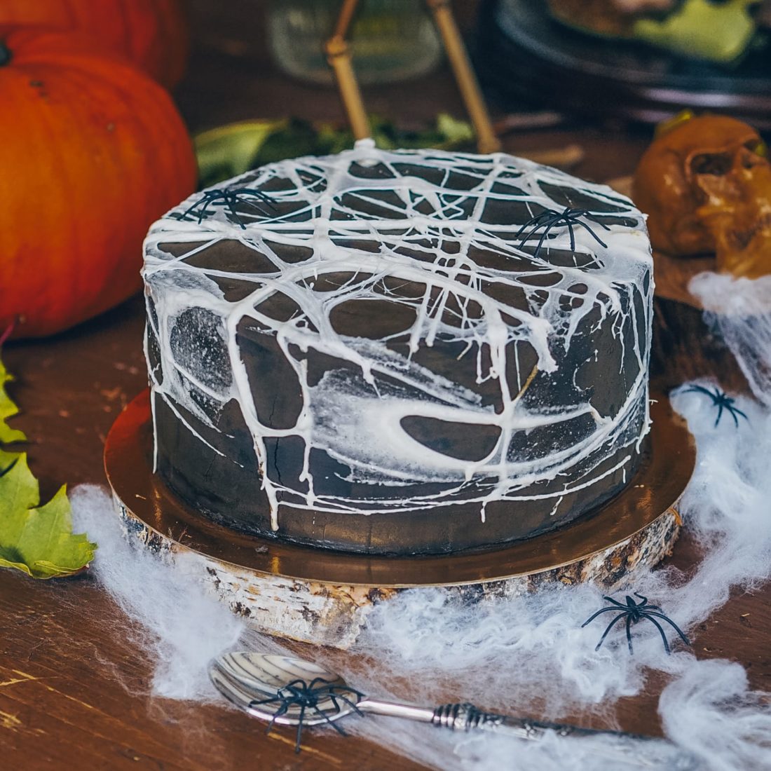 Decora tu tarta de Halloween con telas de araña de azúcar