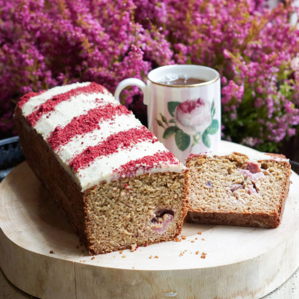 Bizcocho de fresa y crema de anacardos con vainilla