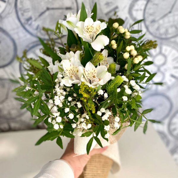 Ramo de flores en tonos blancos