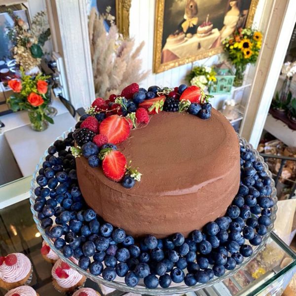 Tarta de fresa con cobertura de chocolate sin lactosa