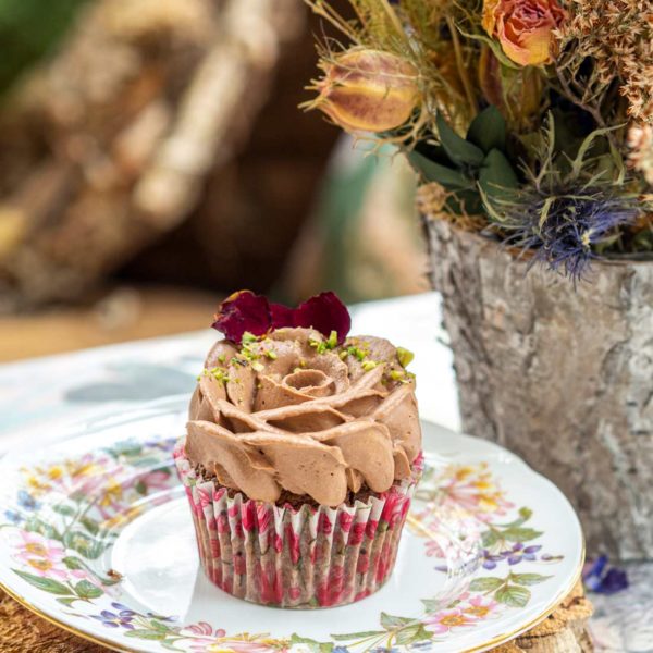 Cupcakes de chocolate con pétalos de rosa y pistachos (6 uds)