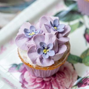 Cupcakes de violetas con pétalos (6 uds)